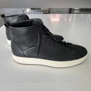 Men’s Ecco leather high top sneakers in EUC. Size 45 or size 12.
